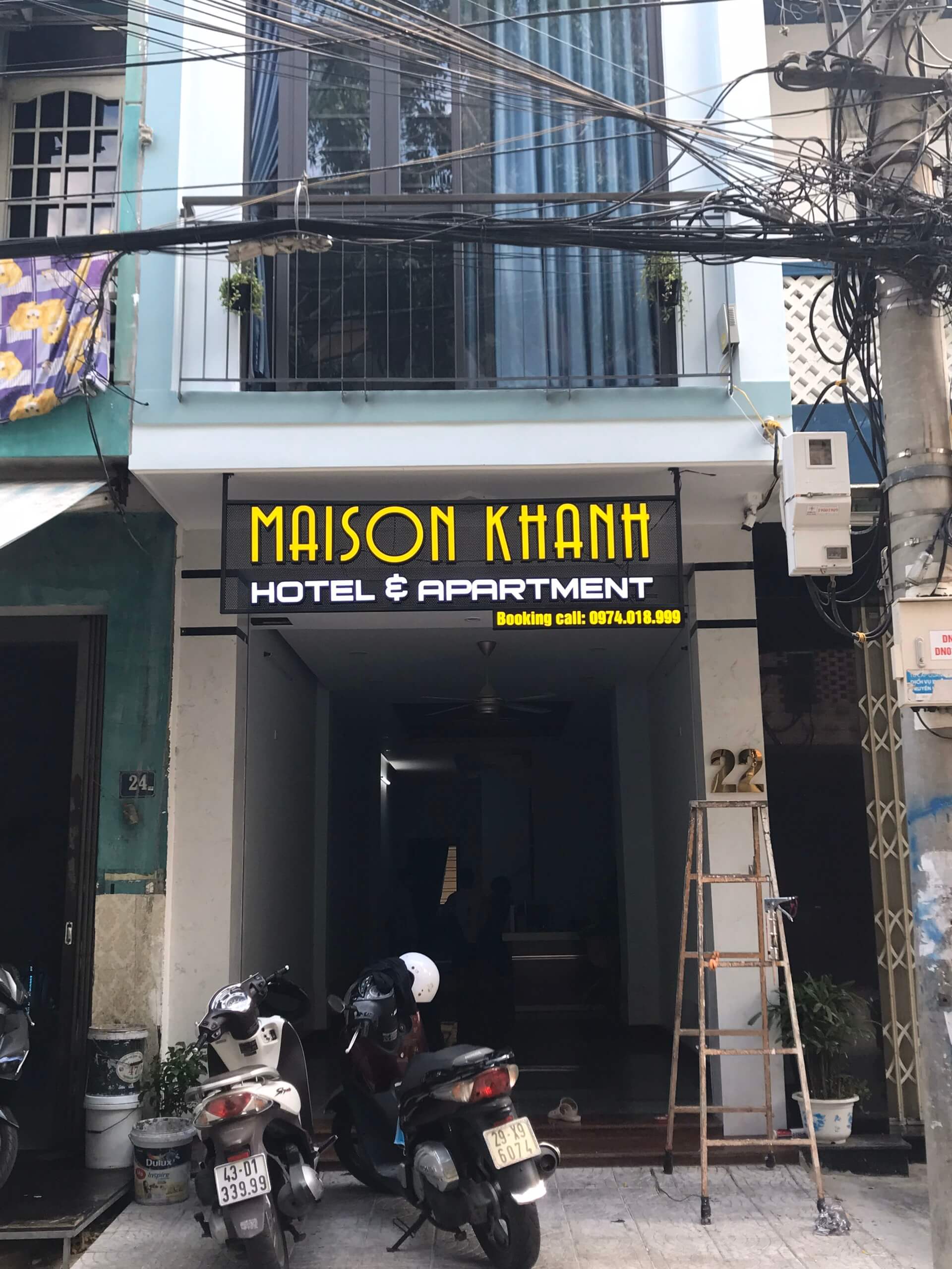 Thi công bảng hiệu trong nhà và ngoài trời khách sạn MAISON KHANH 3