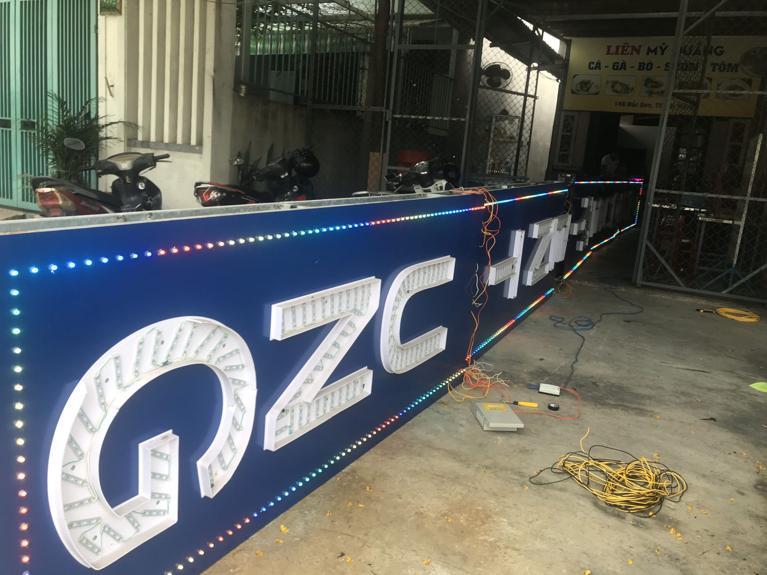 Thi công bảng hiệu đứng hai mặt 2
